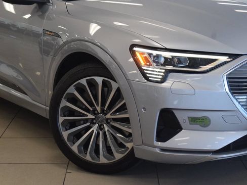 Used 2019 Audi e-tron Prestige w/ Prestige Package AWD/4WD image 4