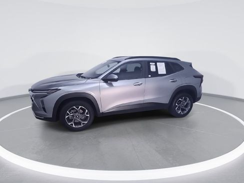 Used 2025 Chevrolet Trax LT w/ Driver Confidence Package image 5