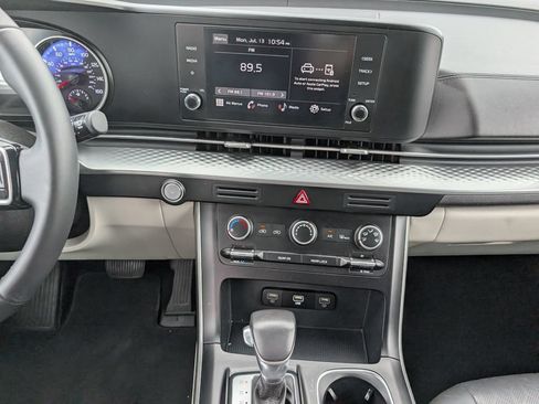 Used 2024 Kia Carnival LX FWD image 21