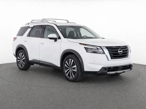 Used 2024 Nissan Pathfinder SL AWD/4WD image 2