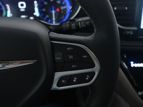 Used 2023 Chrysler Pacifica Limited image 29