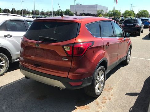 Used 2019 Ford Escape SE FWD image 2