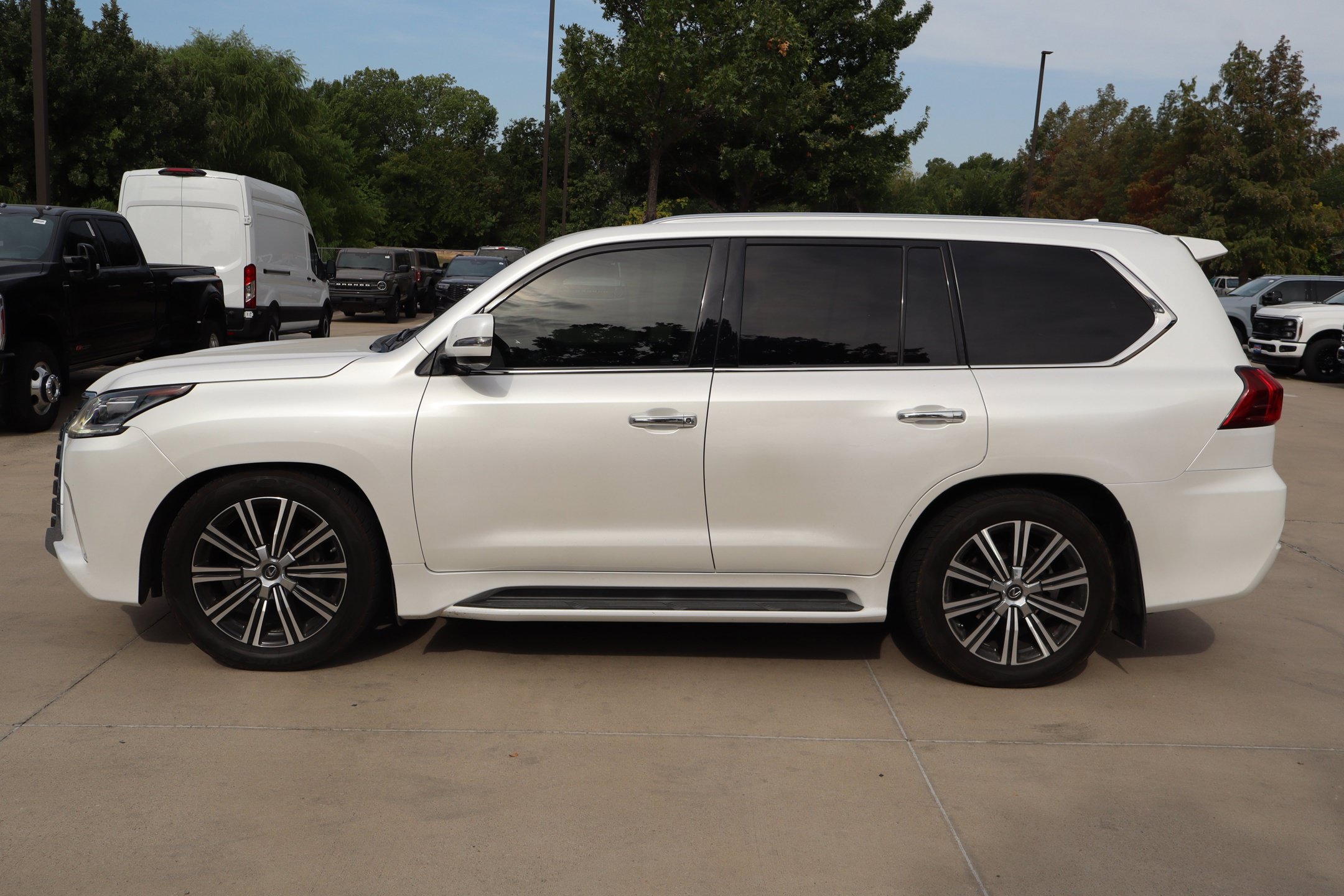 Used 2019 Lexus LX 570 4WD w/ Luxury Package image 9