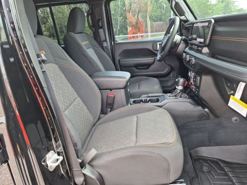 Used 2025 Jeep Gladiator Mojave AWD/4WD image 26