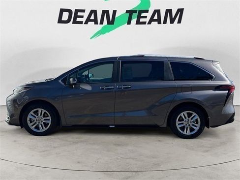 Used 2023 Toyota Sienna Limited image 5