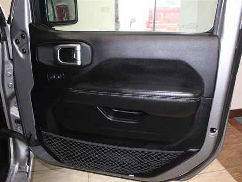 Used 2019 Jeep Wrangler Unlimited Sahara AWD/4WD image 32