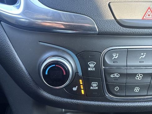 Used 2019 Chevrolet Equinox LT w/ Driver Convenience Package image 26