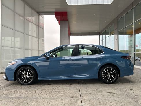 Used 2024 Toyota Camry SE image 6