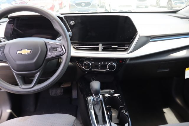Used 2025 Chevrolet Trax LT FWD image 8