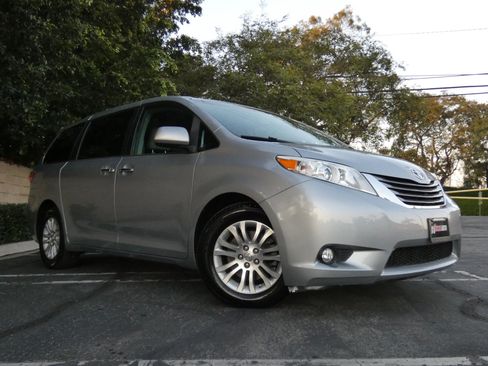 Used 2015 Toyota Sienna XLE image 6