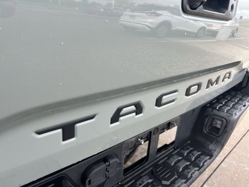 Used 2022 Toyota Tacoma TRD Off-Road w/ TRD Premium Off Road Package AWD/4WD image 8