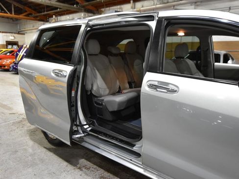 Used 2022 Toyota Sienna XLE image 42