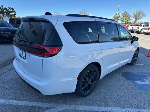New 2026 Chrysler Pacifica Select image 31