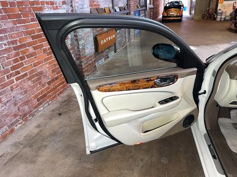 Used 2007 Jaguar XJ8 L RWD image 10