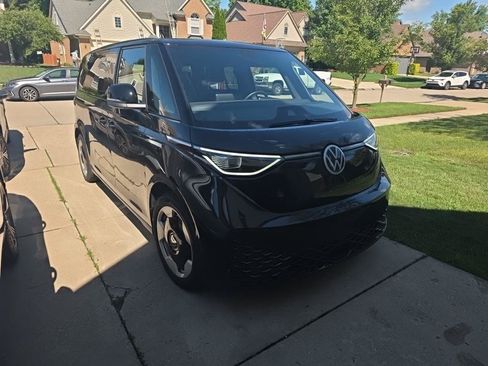 Used 2025 Volkswagen ID. Buzz Pro S RWD image 4