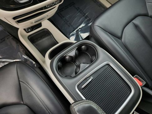 Used 2024 Chrysler Pacifica Touring-L FWD image 19