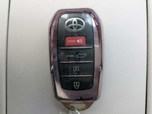 Used 2025 Toyota Highlander XLE FWD image 33