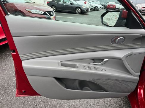 Used 2025 Hyundai Elantra SEL image 18