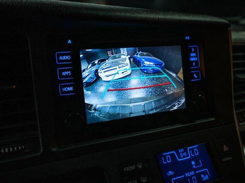 Used 2016 Toyota Sienna LE image 19