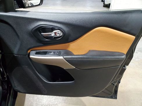 Used 2018 Jeep Cherokee Latitude w/ Altitude Package image 16