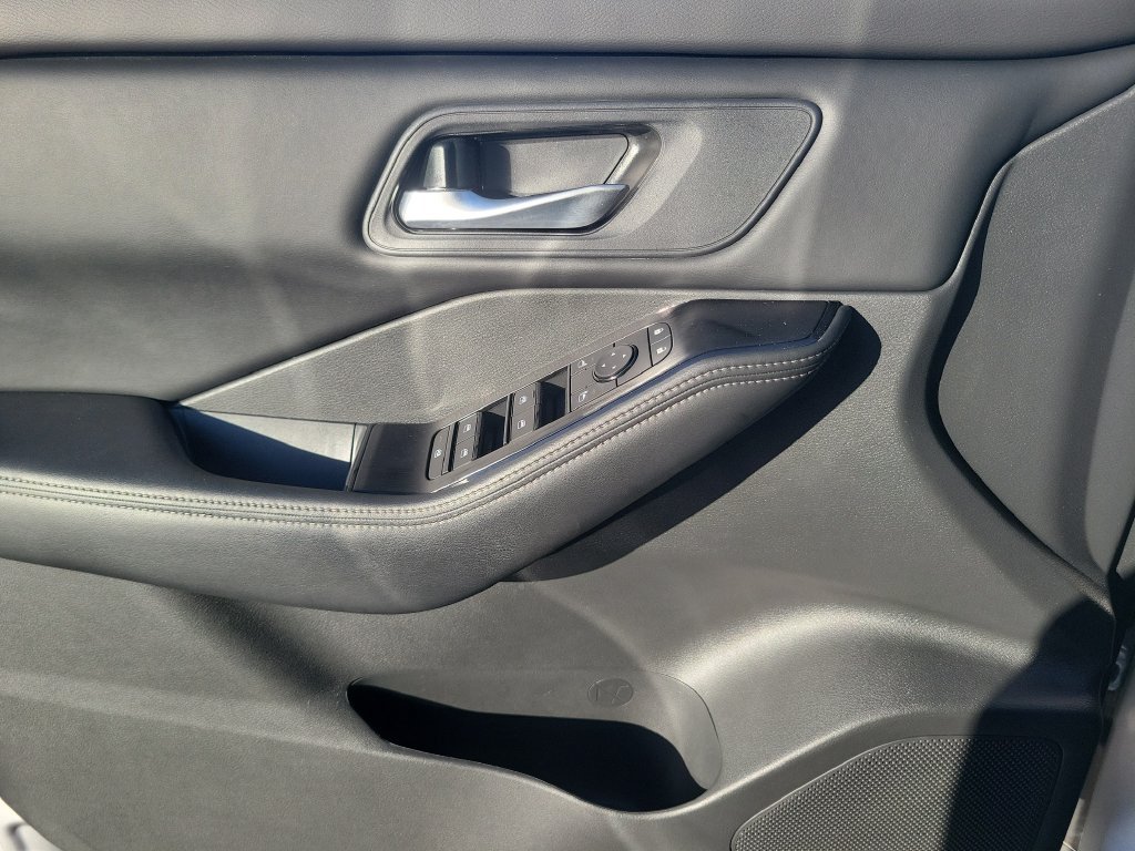 Used 2025 Nissan Rogue SV FWD image 20