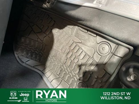 Used 2017 Jeep Wrangler Unlimited Sahara AWD/4WD image 40