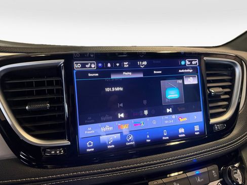 Used 2025 Chrysler Pacifica Limited FWD image 21