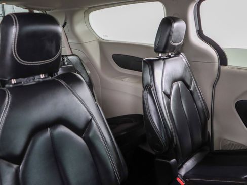 Used 2023 Chrysler Pacifica Touring-L image 28