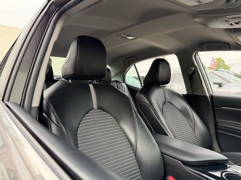 Used 2020 Toyota Camry SE FWD image 9