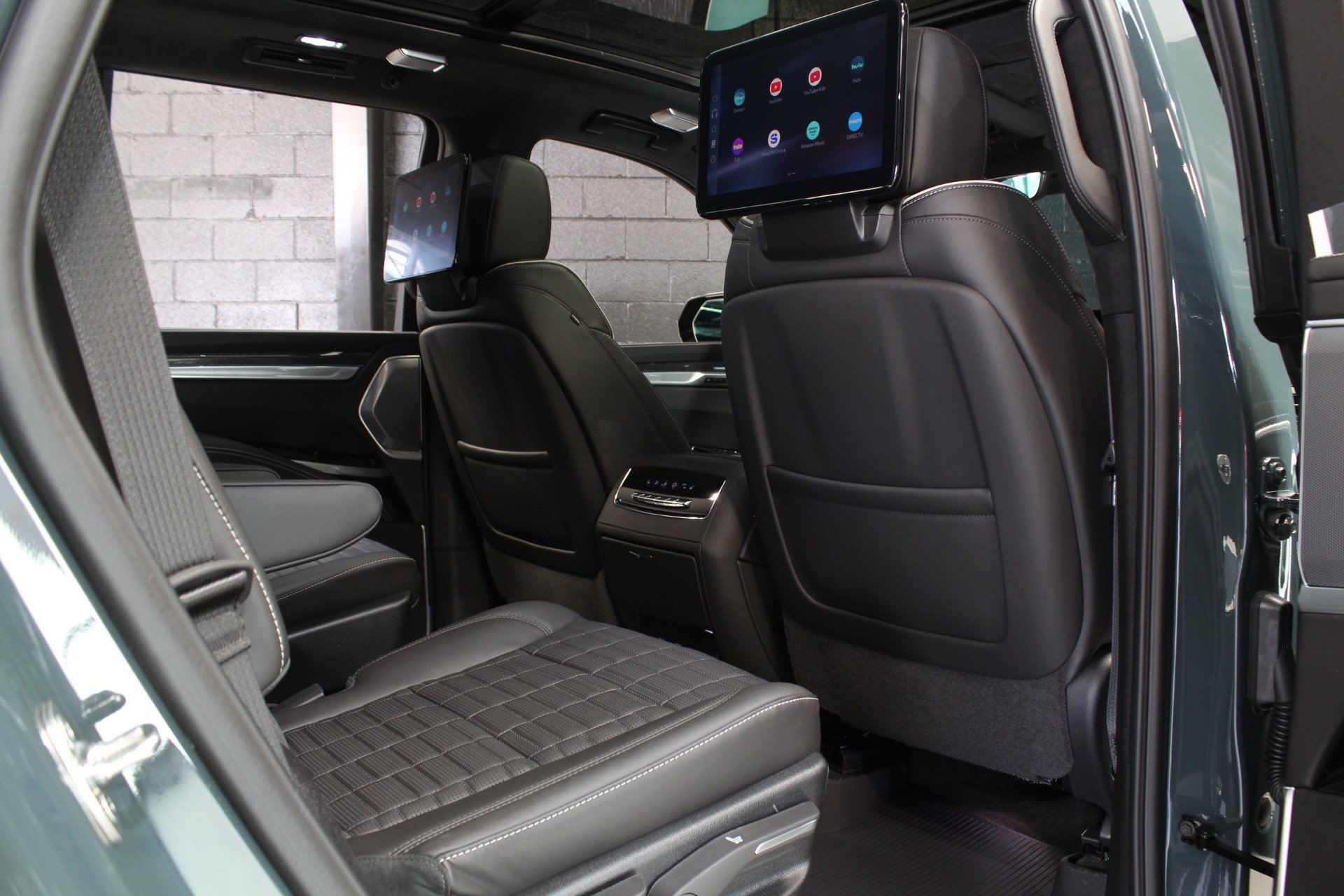 Used 2026 Cadillac Escalade V w/ LPO, ONYX Package AWD/4WD image 59