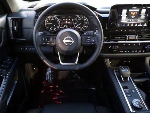 Certified 2025 Nissan Pathfinder SL image 17