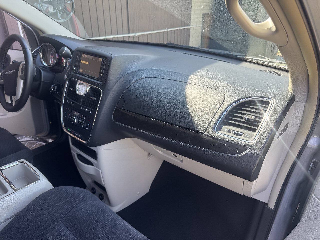 Used 2014 Chrysler Town & Country Touring FWD image 13