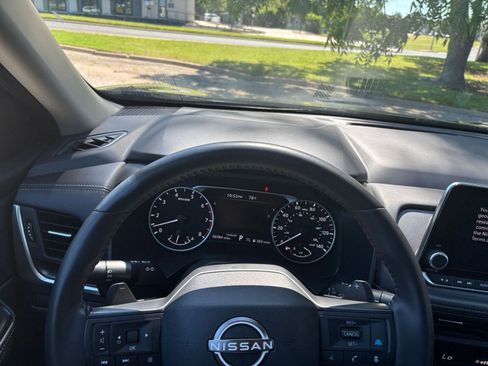 Used 2025 Nissan Rogue SV FWD image 29