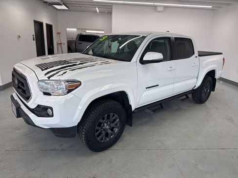 Used 2023 Toyota Tacoma SR5 w/ Technology Package image 4