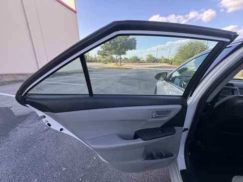 Used 2015 Toyota Camry SE w/ Moonroof Package FWD image 19
