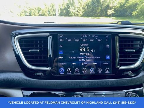 Used 2017 Chrysler Pacifica Touring-L w/ Tire & Wheel Group FWD image 14