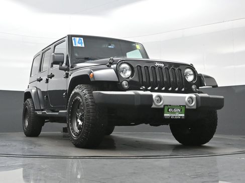 Used 2014 Jeep Wrangler Unlimited Sahara w/ Connectivity Group AWD/4WD image 32