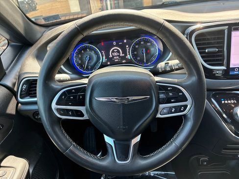 Used 2025 Chrysler Pacifica Select FWD image 16