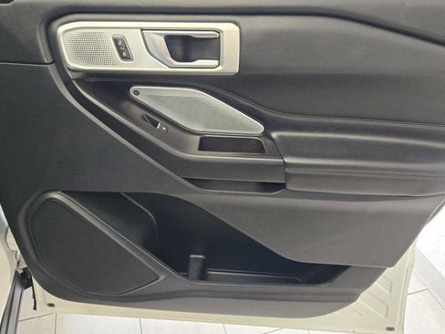 Used 2020 Ford Explorer Platinum w/ Premium Technology Package image 3