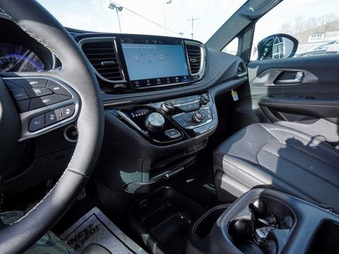 New 2026 Chrysler Pacifica Select image 16