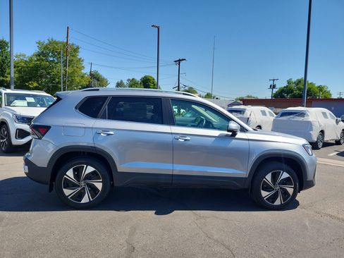 New 2025 Volkswagen Taos SE image 9