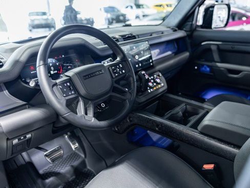 Used 2025 Land Rover Defender 110 image 28
