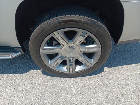 Used 2019 Cadillac Escalade Luxury AWD/4WD image 4