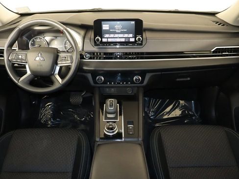 Used 2024 Mitsubishi Outlander ES image 14