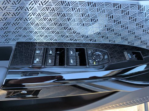 Certified 2025 BMW 760i xDrive w/ Executive Package image 15