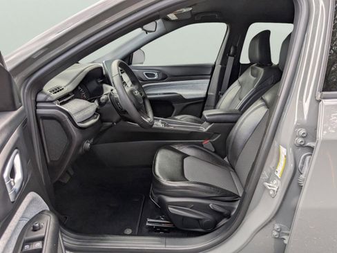 Used 2023 Jeep Compass Latitude image 31