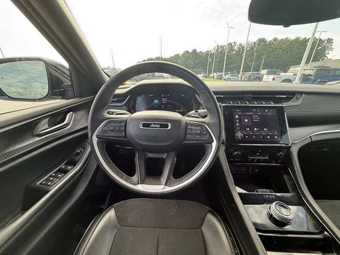 Used 2023 Jeep Grand Cherokee Altitude AWD/4WD image 8