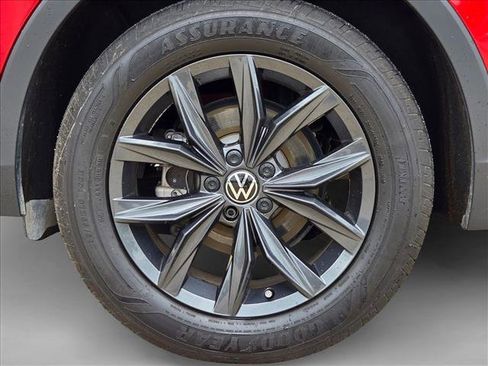 Used 2024 Volkswagen Tiguan SE w/ Panoramic Sunroof Package FWD image 14