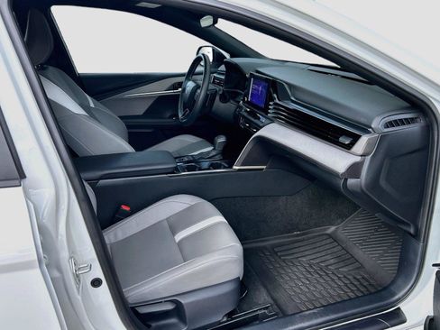 Used 2025 Toyota Camry SE w/ Convenience Package FWD image 14