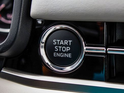 New 2025 Mitsubishi Outlander SE image 30